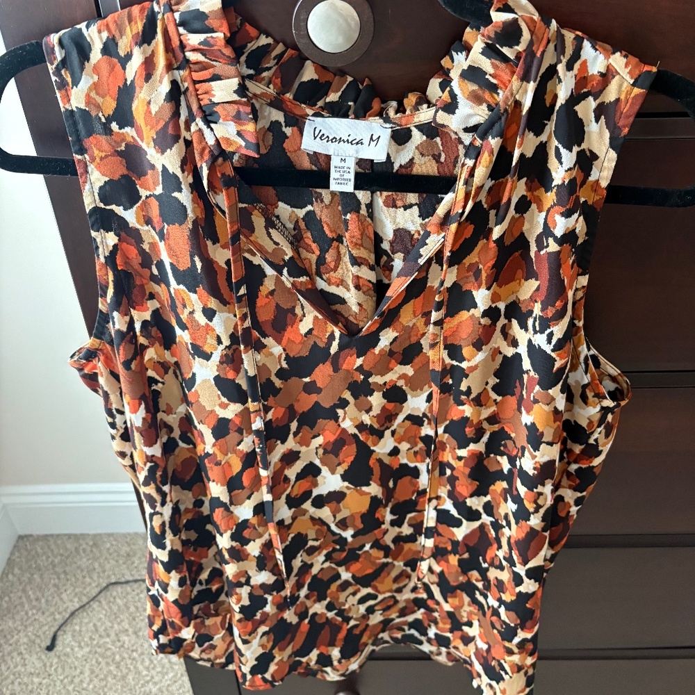 Size M Veronica M Split Neck Ruffle Collar Tank Top